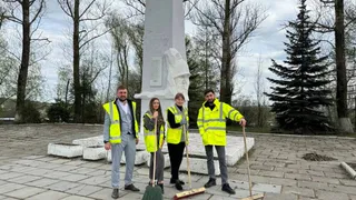 Владимирские дорожники привели в порядок территорию возле мемориала
