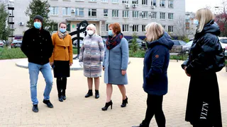 Благоустройство идет полным ходом: Елена Сорокина проверила ход работ в сквере «Солнечный круг»