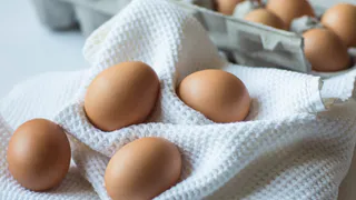 Всегда делали неправильно: одна ошибка испортит вкус отварных яиц — запомните раз и на всю жизнь