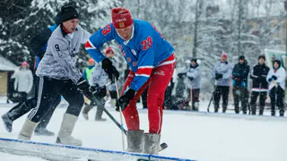 Хоккей с мячом на валенках собрал любителей спорта на Стефановской площади Сыктывкара