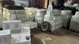 Полицейские изъяли из гаража в Рязани 23 тысячи бутылок водки и виски