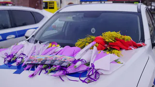 В Рязани сотрудники ГАИ поздравили женщин-водителей с праздником