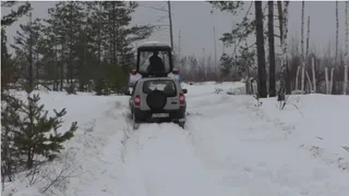 Депутат застрял на снежных рязанских дорогах. Вытаскивали трактором