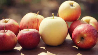 Всегда ела яблоки неправильно и, как выяснилось, теряла половину их пользы: теперь знаю, как надо