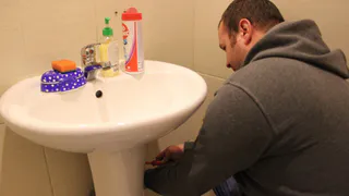 Запах канализации и древние стояки: рязанка жалуется на управляющую компанию