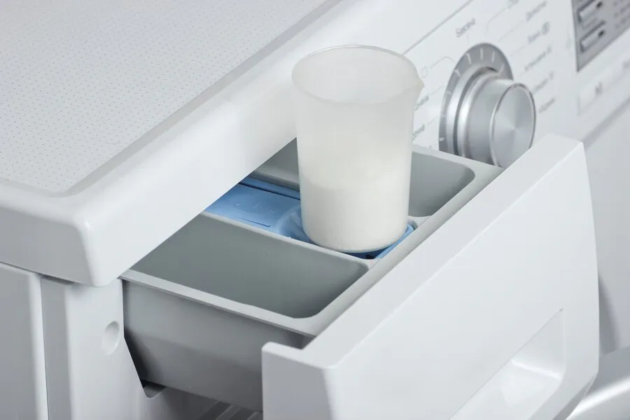 Стакан на стирку и одежда как с магазина: что нужно добавить в стиралку вместе с порошком - секрет от опытной прачки