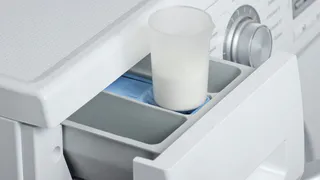 Стакан на стирку и одежда как с магазина: что нужно добавить в стиралку вместе с порошком - секрет от опытной прачки