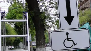 В мэрии прокомментировали просьбу сделать парковку для машин инвалидов около Диализного центра