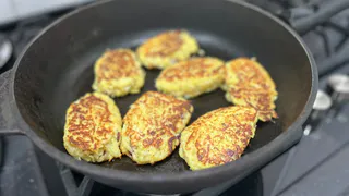 Смешала 3 ингредиента - и на выходе получила кучу постных дранников. Нажарила, пока закипал чайник