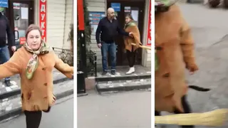 Продавщица магазина надавала веником покупателю