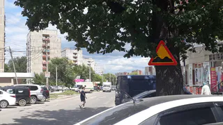 «Вся улица в глубоких ямах и торчащих колодцах»: горожане прислали видео с улицы Тимакова