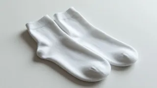 Белые носки стали тусклыми и серыми — не повод их выбрасывать. Зашла в аптеку и решила проблему за полчаса