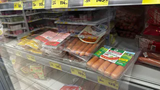 Никакой бумаги, внутри лишь натуральное мясо: названы лучшие марки сосисок и сарделек