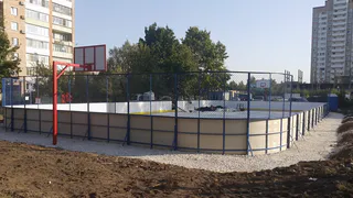 На улице Новаторов появилась новая хоккейная площадка