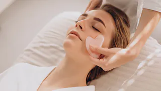 Втираю это каждый день с 30 лет — в 70 лицо без глубоких морщин: делюсь своей формулой смеси