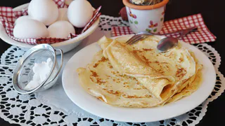 Гости будут в восторге: легкий рецепт тонких старорусских блинов