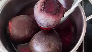 Подруга белоруска научила меня готовить свеклу для салата за 5 минут: никакой варки в кастрюле и запекания в духовке — делюсь