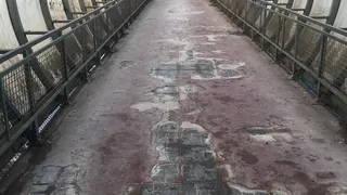 Рязанцы пожаловались на плохое состояние отремонтированного недавно надземного перехода