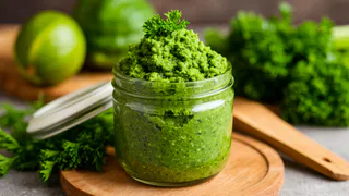 В августе делаю зелёную пасту — и забываю про специи на всю зиму. Теперь каждый год готовлю с запасом, подходит для любого блюда