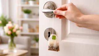 Вешаю чайный пакетик на ручку двери: соседка крутила у виска, а теперь сама использует и благодарит