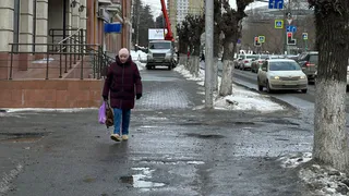 Пенсионерам с 23 марта зачислят на карту разовую выплату до 100 000 рублей. Люди танцуют от радости