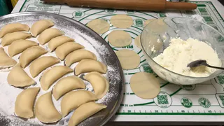 Обожаю этот бабушкин рецепт с детства: делаю ленивые вареники с разной начинкой - сочный фарш взрывается сочным вкусом в тонком тесте