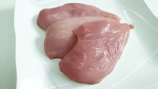 "Там вода и сплошные антибиотики": Роскачество назвало худшего производителя филе цыпленка - их лучше не покупать 