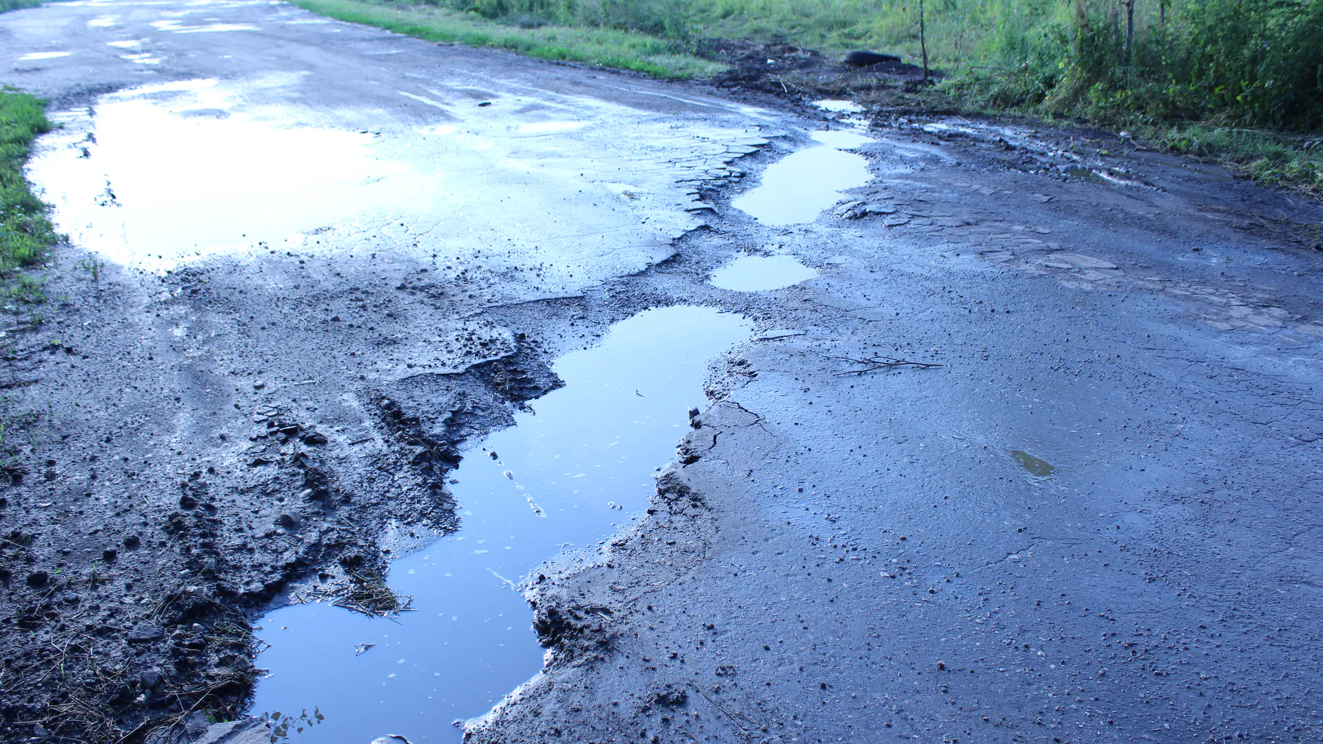В Пронском районе рабочие засыпали глубокую яму на дороге землей