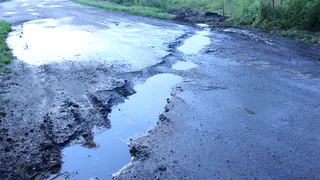 В Пронском районе рабочие засыпали глубокую яму на дороге землей