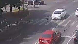 На Дзержинского сбили девушку на самокате