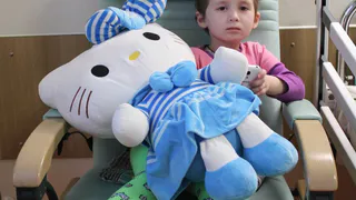 Малышка из Турлатово ждет на свой день рождения клоунов с шарами