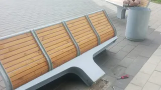 Вандалы "с корнем" вырвали из бетона скамейку в одном из городов Коми