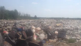 "Бочки с мазутом, покрышки и бутылки" - в Турлатово свалка достигла грандиозного размера