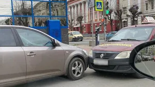 На улице Ленина в центре Рязани учебный автомобиль стал участником ДТП
