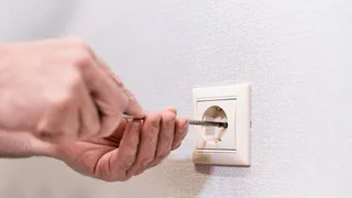 Розетки будут сиять чистотой: этот простой лайфхак позволит удалить грязь безопасно