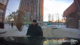 В Кальном мужчина кинулся на капот машины. Видео