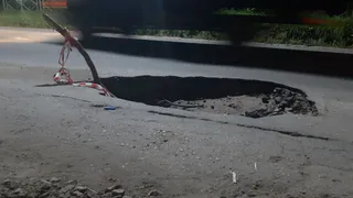 Если долго смотреть в бездну: на Братиславской провалился асфальт