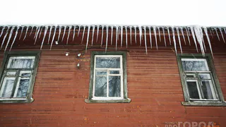 Следственный комитет начал проверку после жалоб на летящий с крыш лед