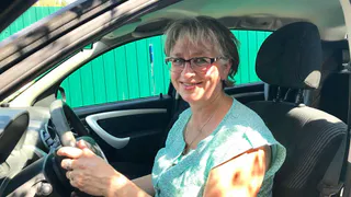 Благодарные ученики собрали деньги и подарили новый автомобиль своему учителю