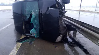 На трассе Р22 - «Каспий» перевернулся Mercedes Sprinter: пострадало три человека