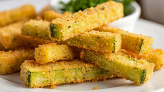 Жарим кабачки оригинальным методом: подойдёт в любой приём пищи — эти палочки в панировке понравятся всем от мала до велика