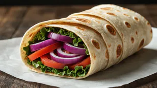 Красный лук сверху — и простой рулет превратился в ресторанный изыск. Даже подросток в состоянии приготовить это блюдо