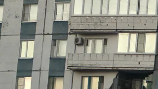 В Пензе на улице Островского с пятого этажа дома обрушилась крыша балкона