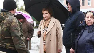 Сорокина раскритиковала подрядчика из-за укладки асфальта в дождь