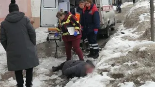 В Коми ледяная глыба чуть не убила ребенка