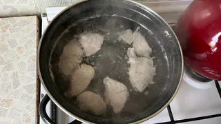 Просто сделайте так с мясом — и ваш суп станет самым вкусным блюдом: 1 простой трюк от мудрых хозяек