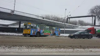 На Куйбышевском шоссе развернуло троллейбус