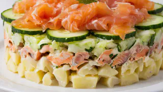 Рыбка, картошка и огурчики: готовлю за 10 минут этот бомбический салат всегда — на праздничный стол и без повода
