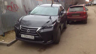 Народное фото: Внедорожник припаркован на тротуаре