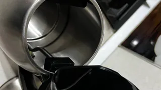 Чайник вмиг очистится от старой накипи: решите надоевшую проблему кожурой одного из овощей